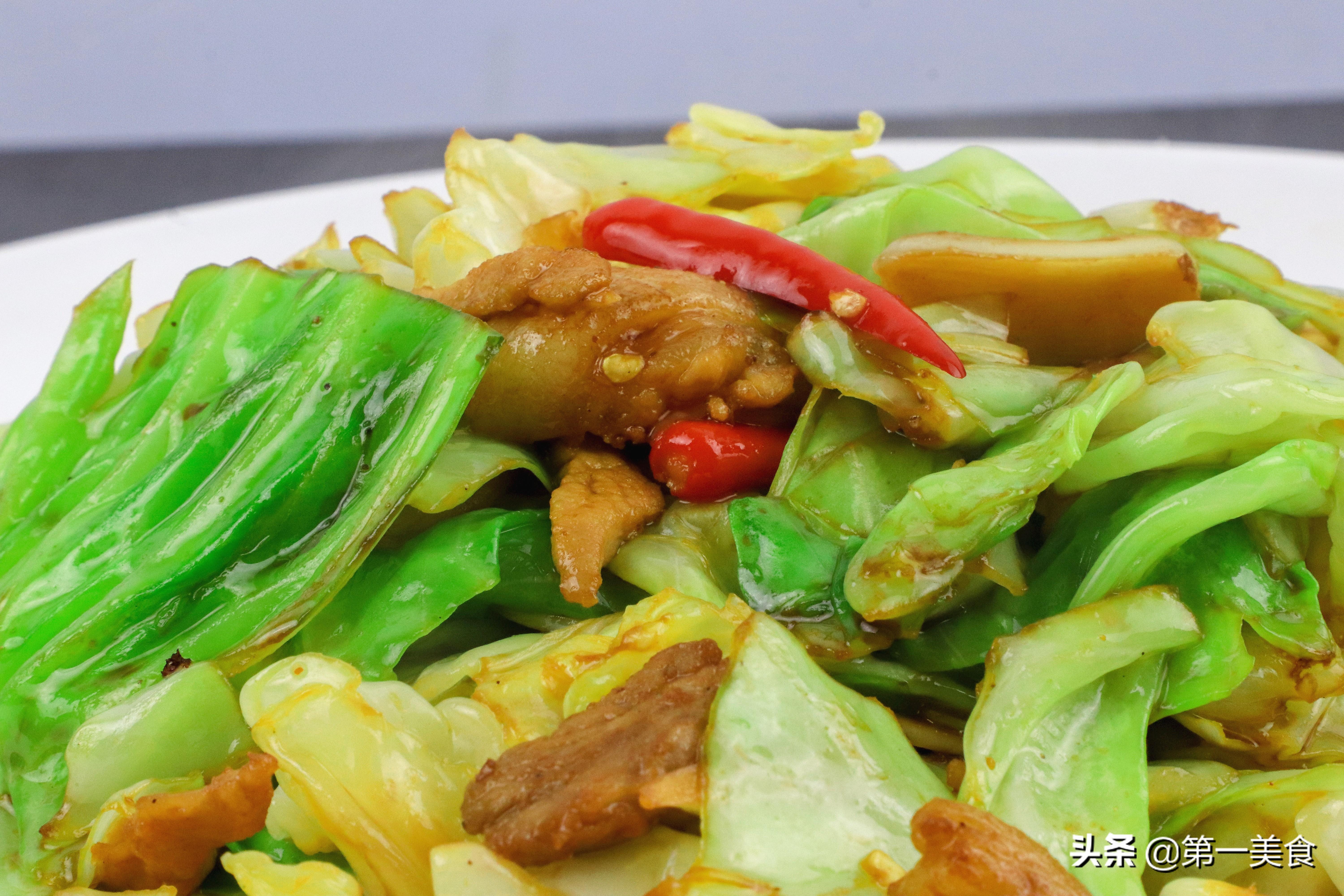 炒包菜时，有人焯水有人直接炒，都不对，这才是正确做法，太香了-包菜怎么炒不会烧焦