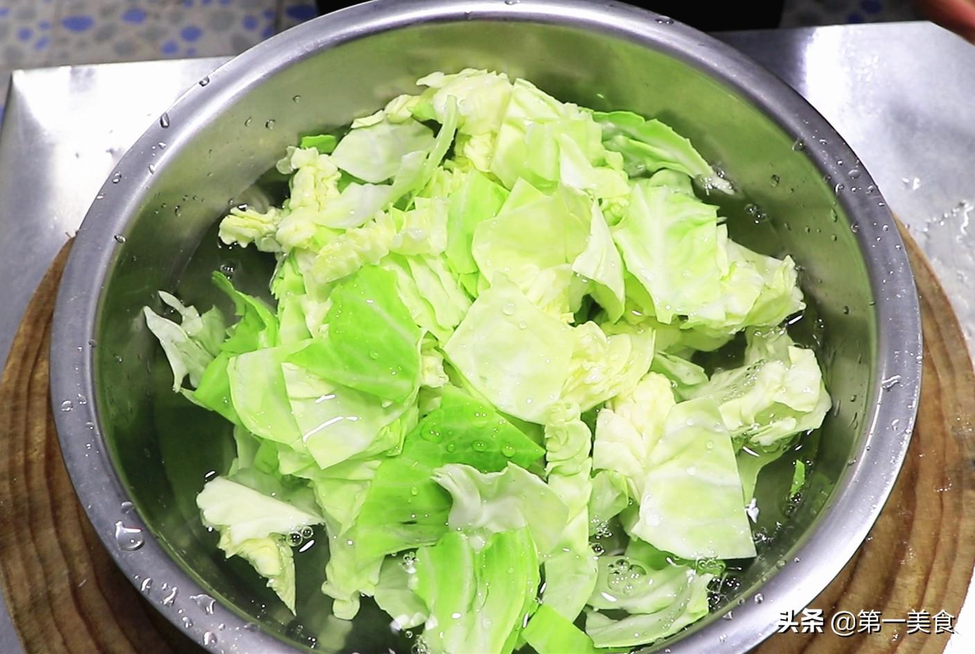 炒包菜时，有人焯水有人直接炒，都不对，这才是正确做法，太香了-包菜怎么炒不会烧焦