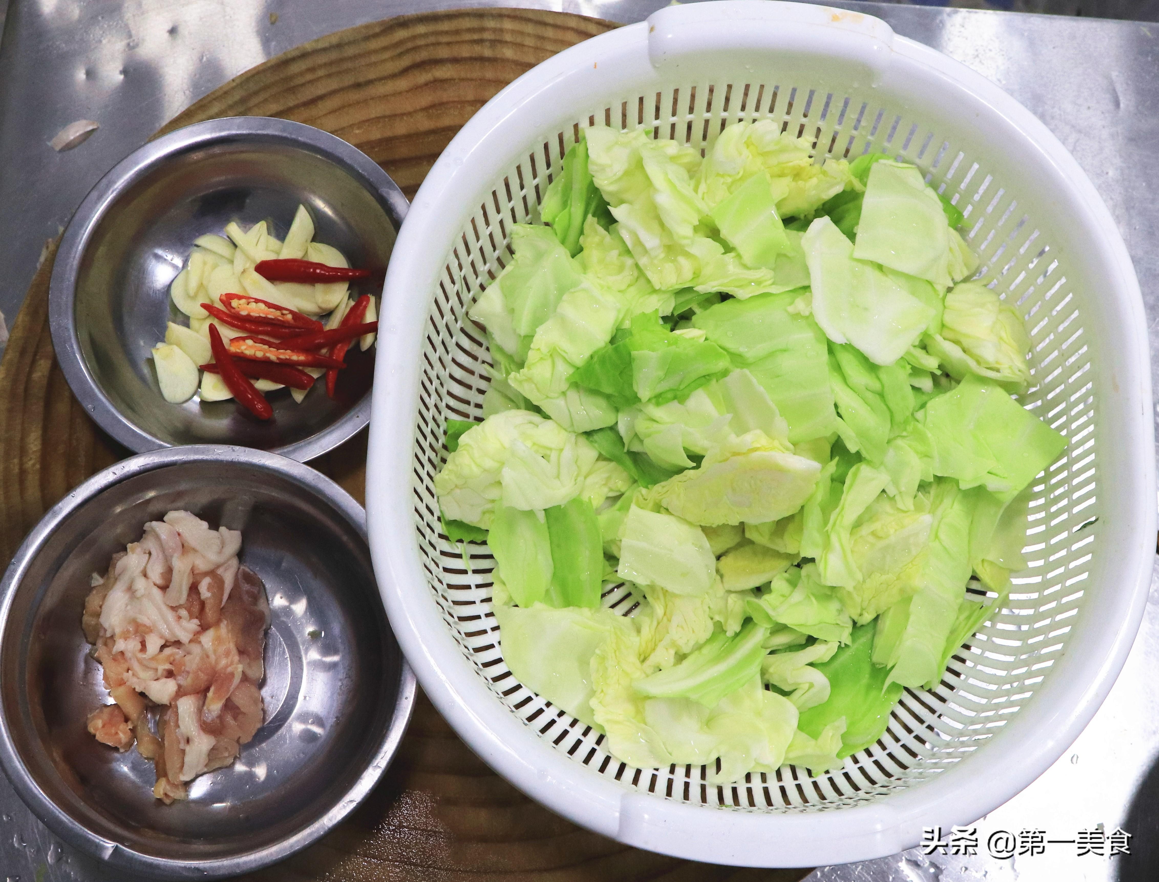 炒包菜时，有人焯水有人直接炒，都不对，这才是正确做法，太香了-包菜怎么炒不会烧焦