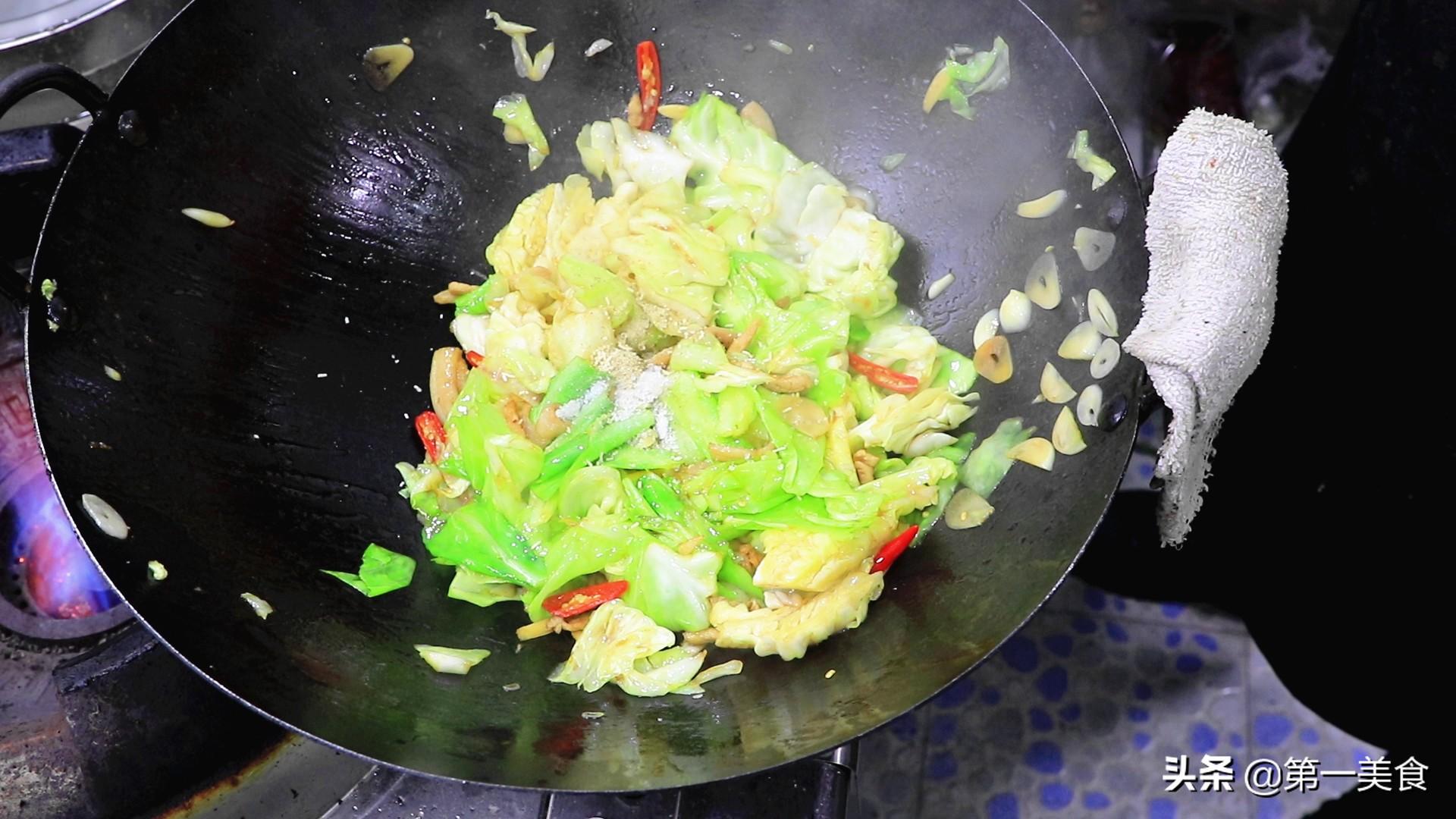 炒包菜时，有人焯水有人直接炒，都不对，这才是正确做法，太香了-包菜怎么炒不会烧焦