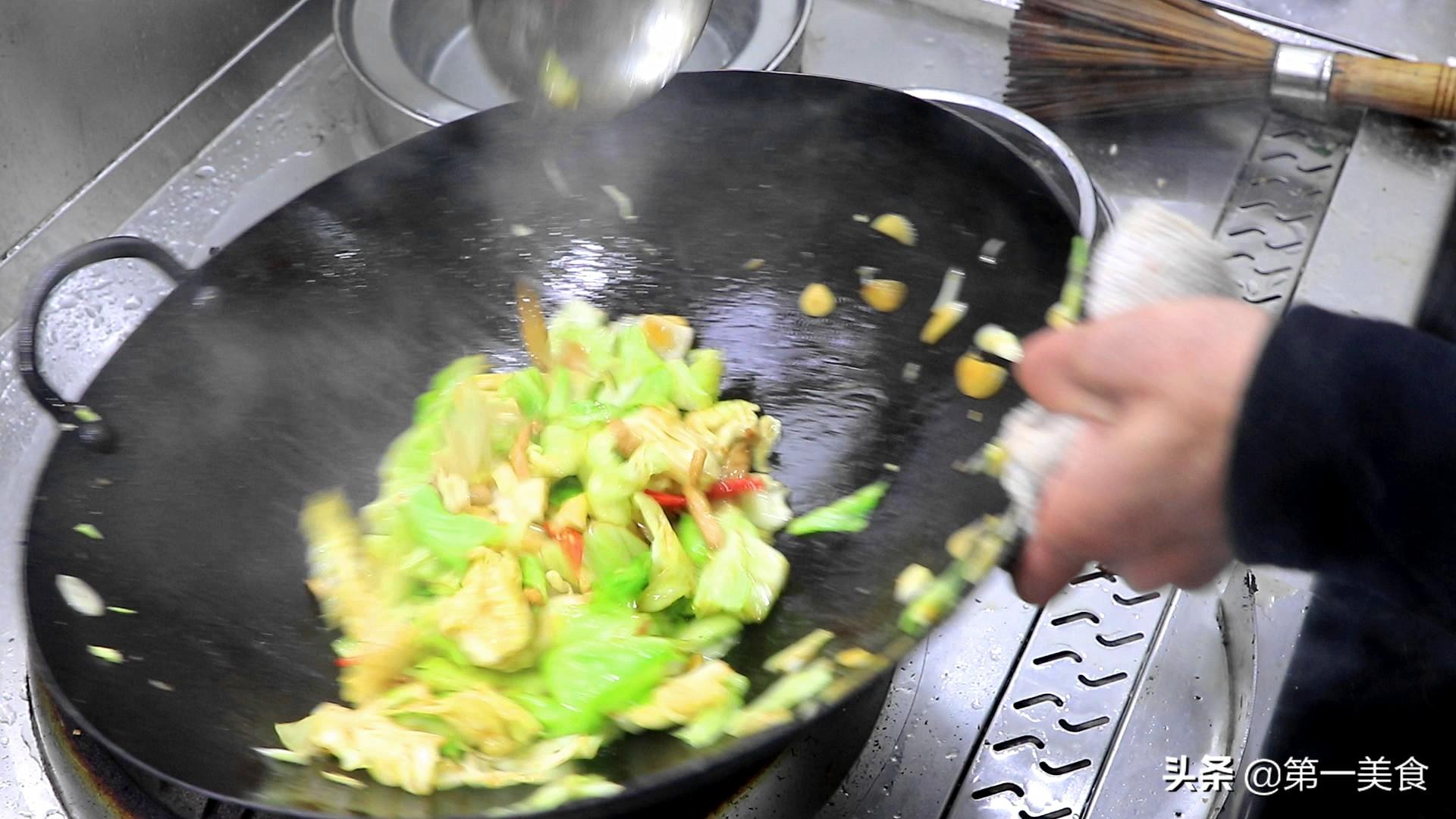 炒包菜时，有人焯水有人直接炒，都不对，这才是正确做法，太香了-包菜怎么炒不会烧焦