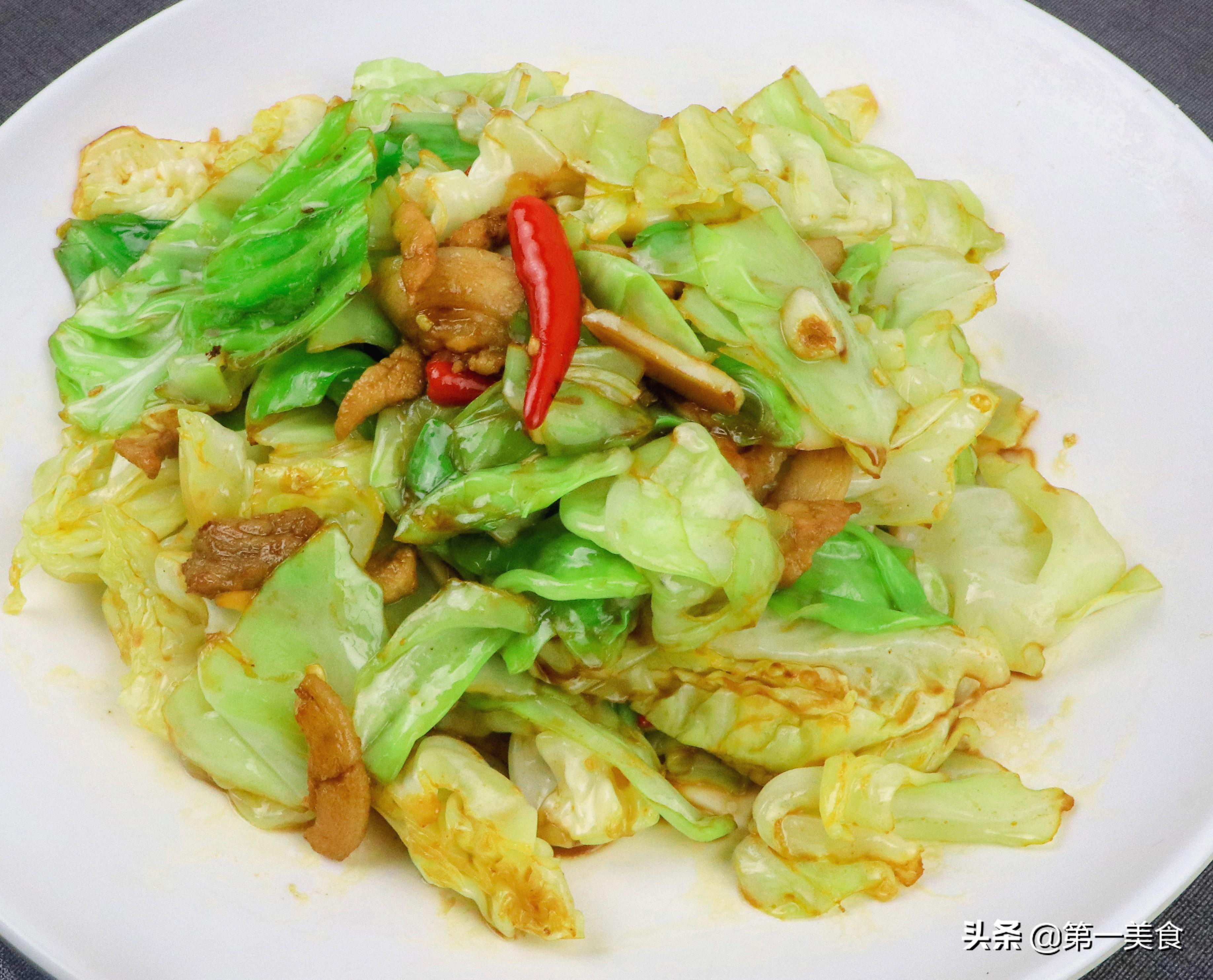 炒包菜时，有人焯水有人直接炒，都不对，这才是正确做法，太香了-包菜怎么炒不会烧焦