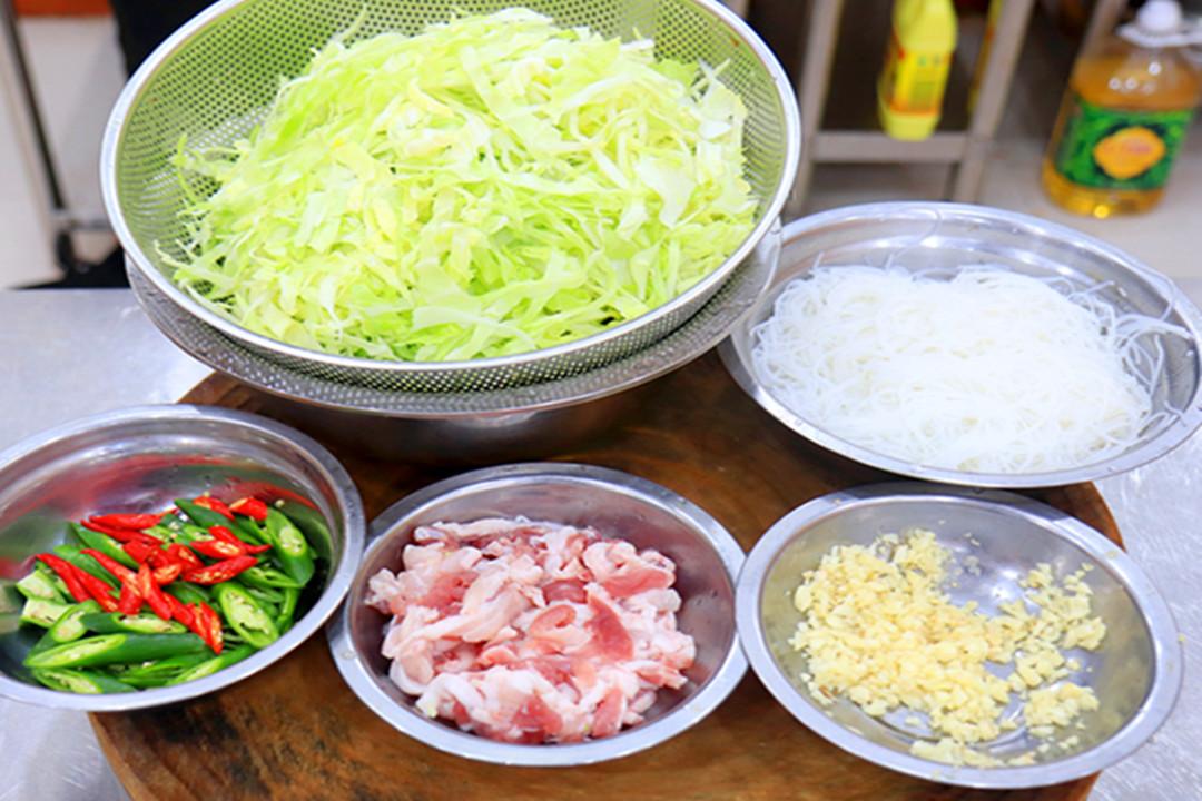 秋天，遇到包菜敞开吃，天然叶酸高！简单一炒比肉香，顿顿都光盘-包菜含有叶绿素吗