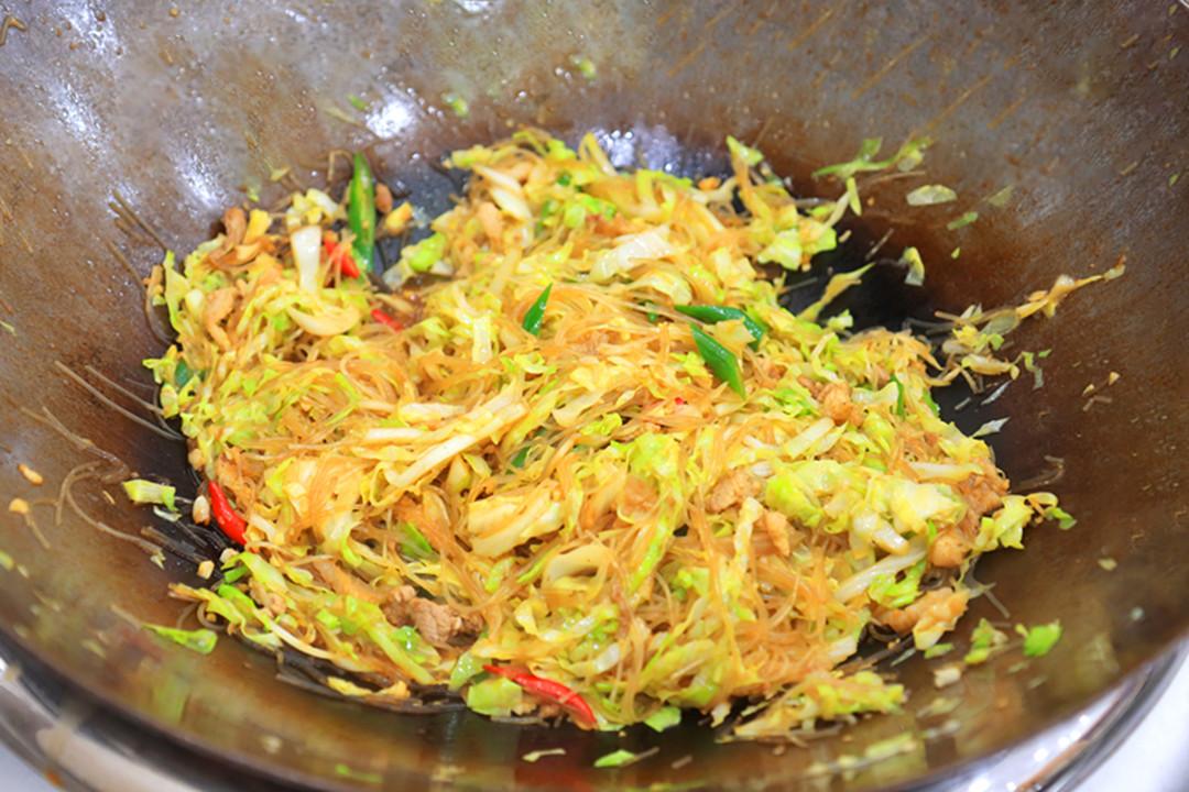 秋天，遇到包菜敞开吃，天然叶酸高！简单一炒比肉香，顿顿都光盘-包菜含有叶绿素吗