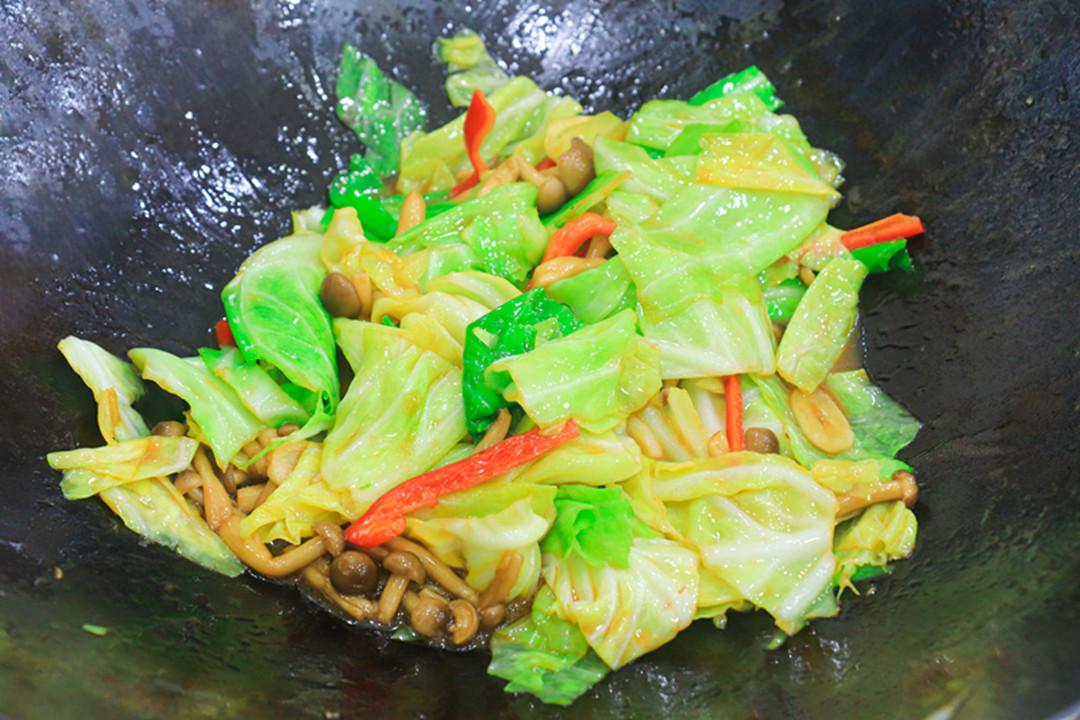 秋天，遇到包菜敞开吃，天然叶酸高！简单一炒比肉香，顿顿都光盘-包菜含有叶绿素吗