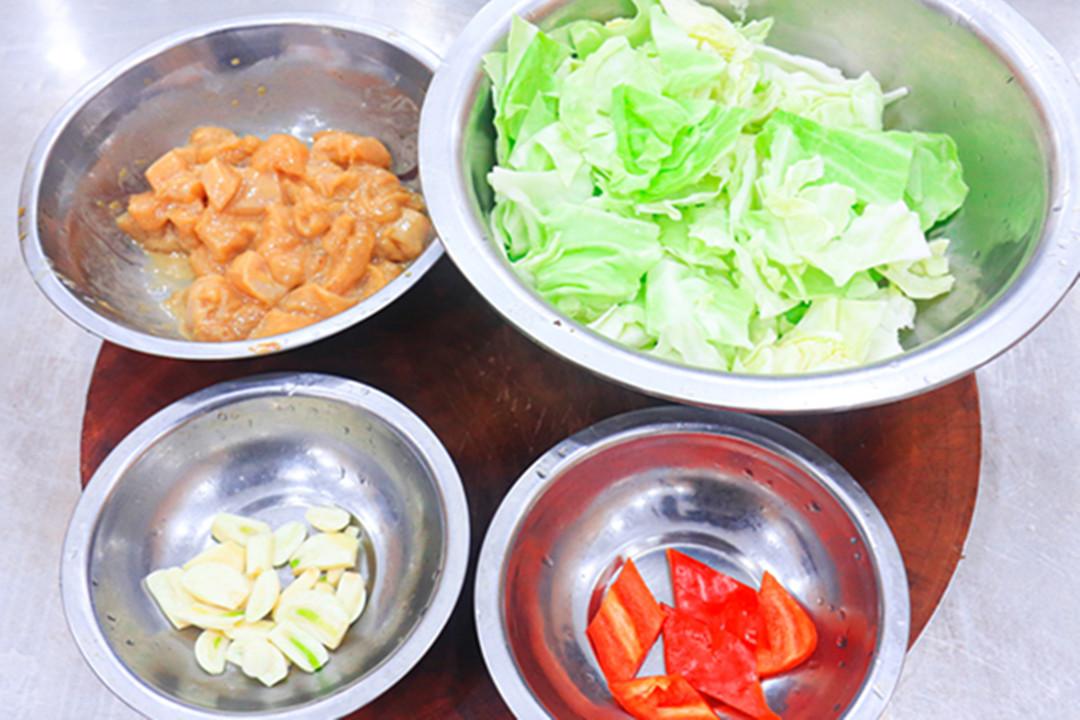 秋天，遇到包菜敞开吃，天然叶酸高！简单一炒比肉香，顿顿都光盘-包菜含有叶绿素吗