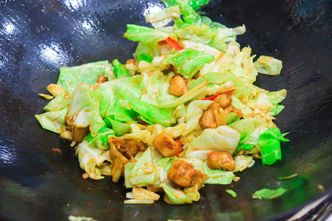 秋天，遇到包菜敞开吃，天然叶酸高！简单一炒比肉香，顿顿都光盘-包菜含有叶绿素吗