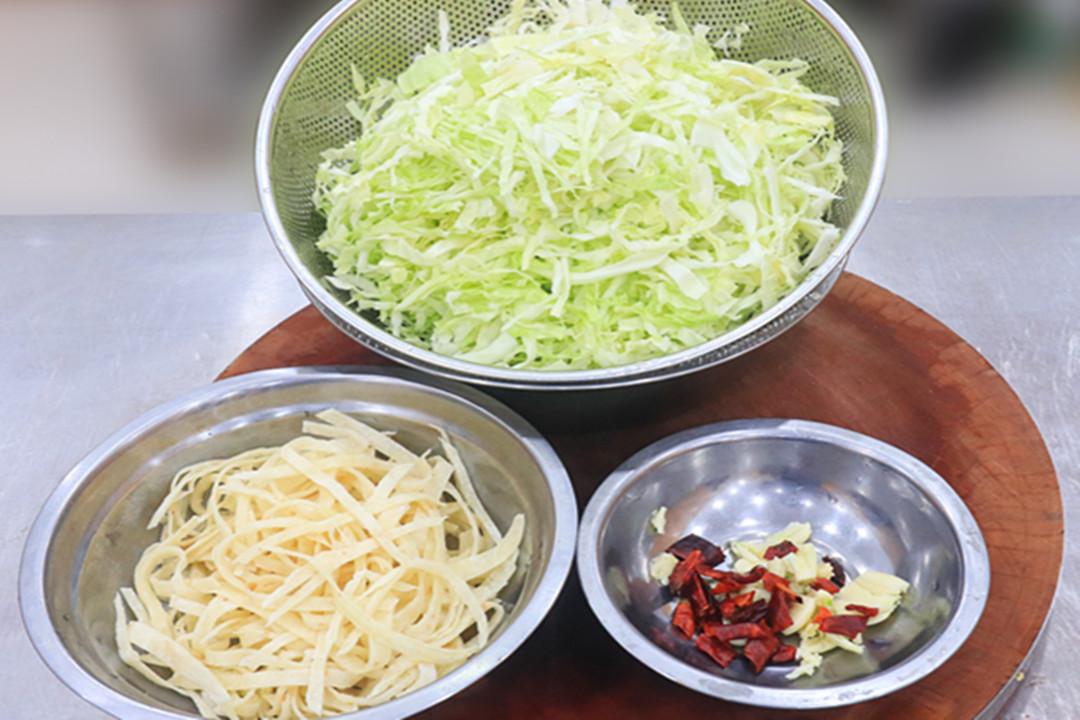 秋天，遇到包菜敞开吃，天然叶酸高！简单一炒比肉香，顿顿都光盘-包菜含有叶绿素吗