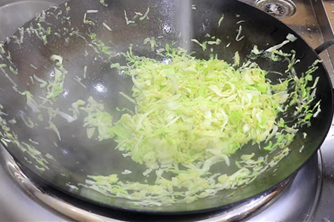 秋天，遇到包菜敞开吃，天然叶酸高！简单一炒比肉香，顿顿都光盘-包菜含有叶绿素吗