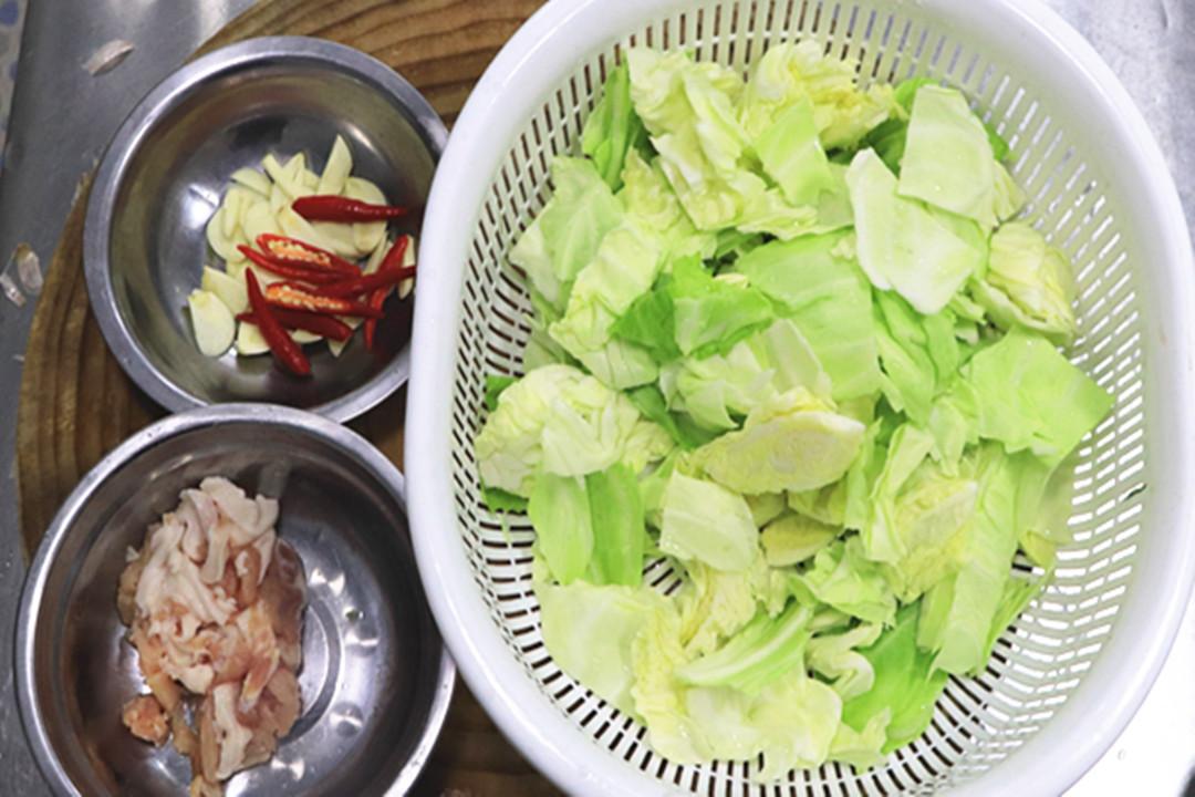 秋天，遇到包菜敞开吃，天然叶酸高！简单一炒比肉香，顿顿都光盘-包菜含有叶绿素吗