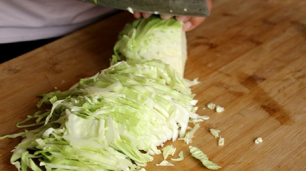 炒包菜时，很多人忽略了这一步，难怪出锅不香不脆不入味-请问炒包菜怎么炒