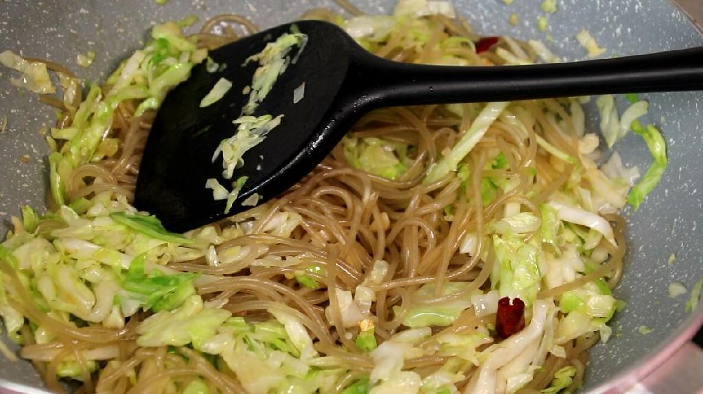 炒包菜时，很多人忽略了这一步，难怪出锅不香不脆不入味-请问炒包菜怎么炒