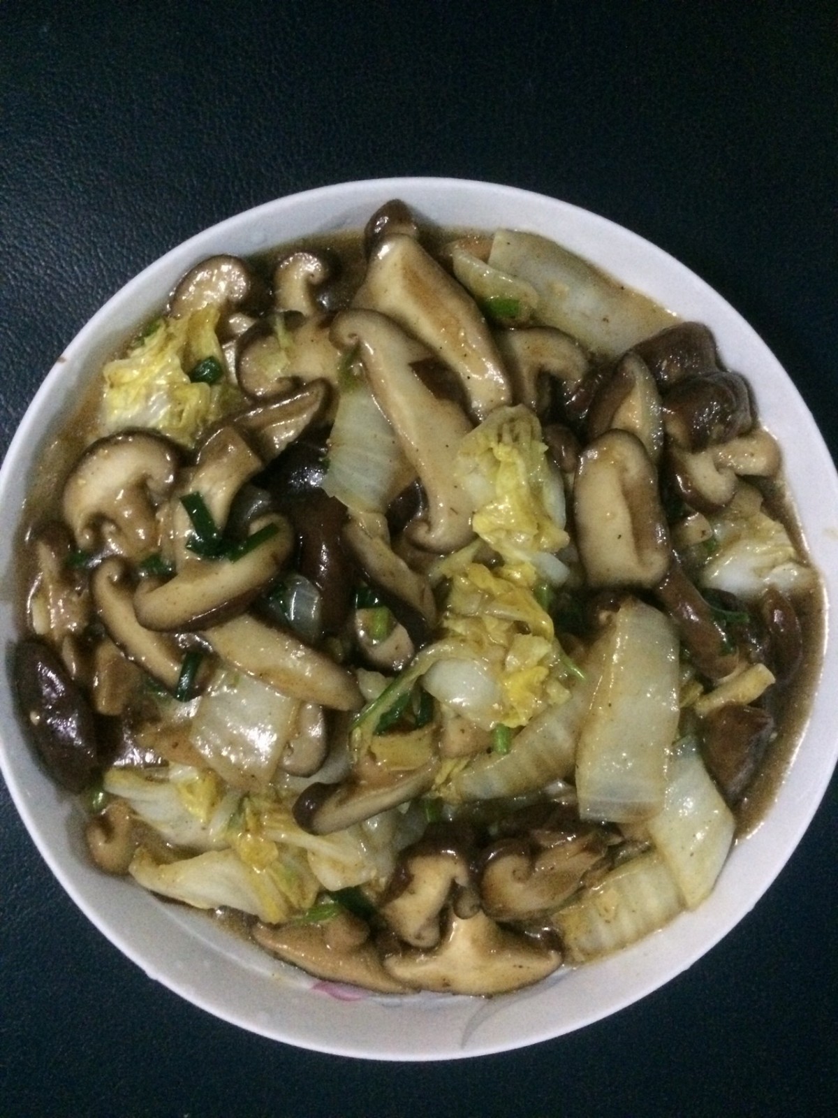 白菜怎样炒好吃，搭配菜也很重要，第一次炒“白菜炒香菇”挺好吃-白菜炒香菇的简单做法