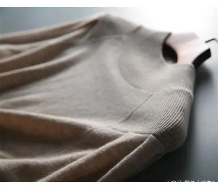 今秋流行一种穿搭，叫“德绒衫”+半身裙，聚会脱下外套也不尴尬-德绒秋衣透气性好吗