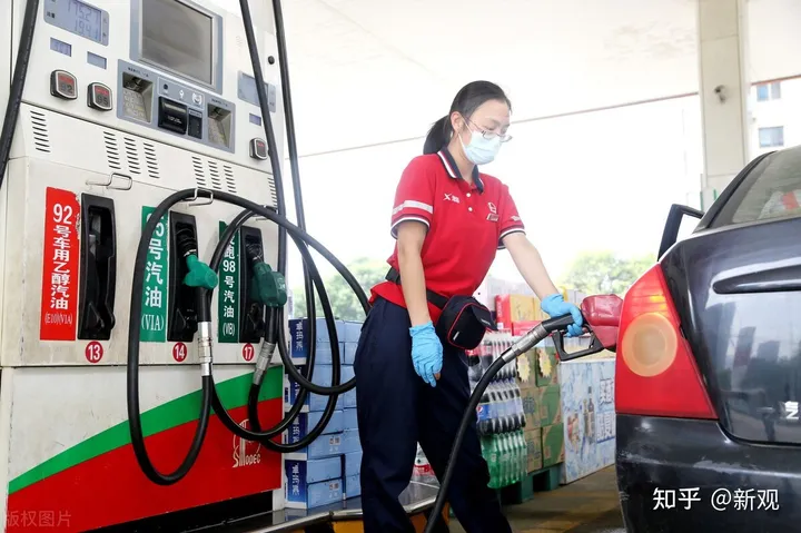 油价下跌超355元/吨，今日加油站92/95号汽油售价表，油价大跌超过2毛-今日加油站油价92汽油价格表
