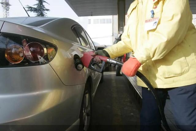 加满一箱92号汽油少花2元 国内油价今晚下调-国内成品油价“四连跌”,加满一箱92号汽油节省5元