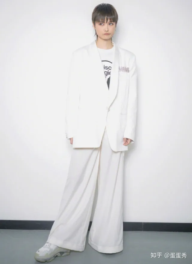 卓伟承认的“最干净女星”！李宇春转型终成功，这样的她谁不可以（卓伟评价刘亦菲原话）