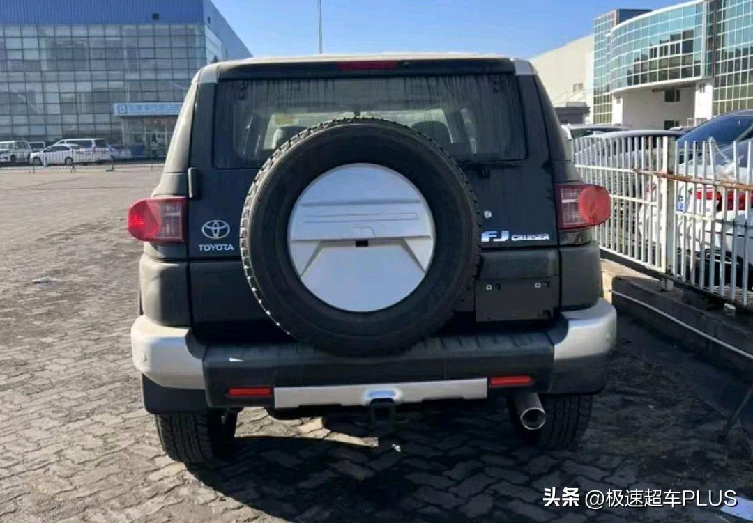 丰田FJ酷路泽：俗称越野“大玩具”，对开门+四驱+4.0L引擎-2021款丰田酷路泽fj新款