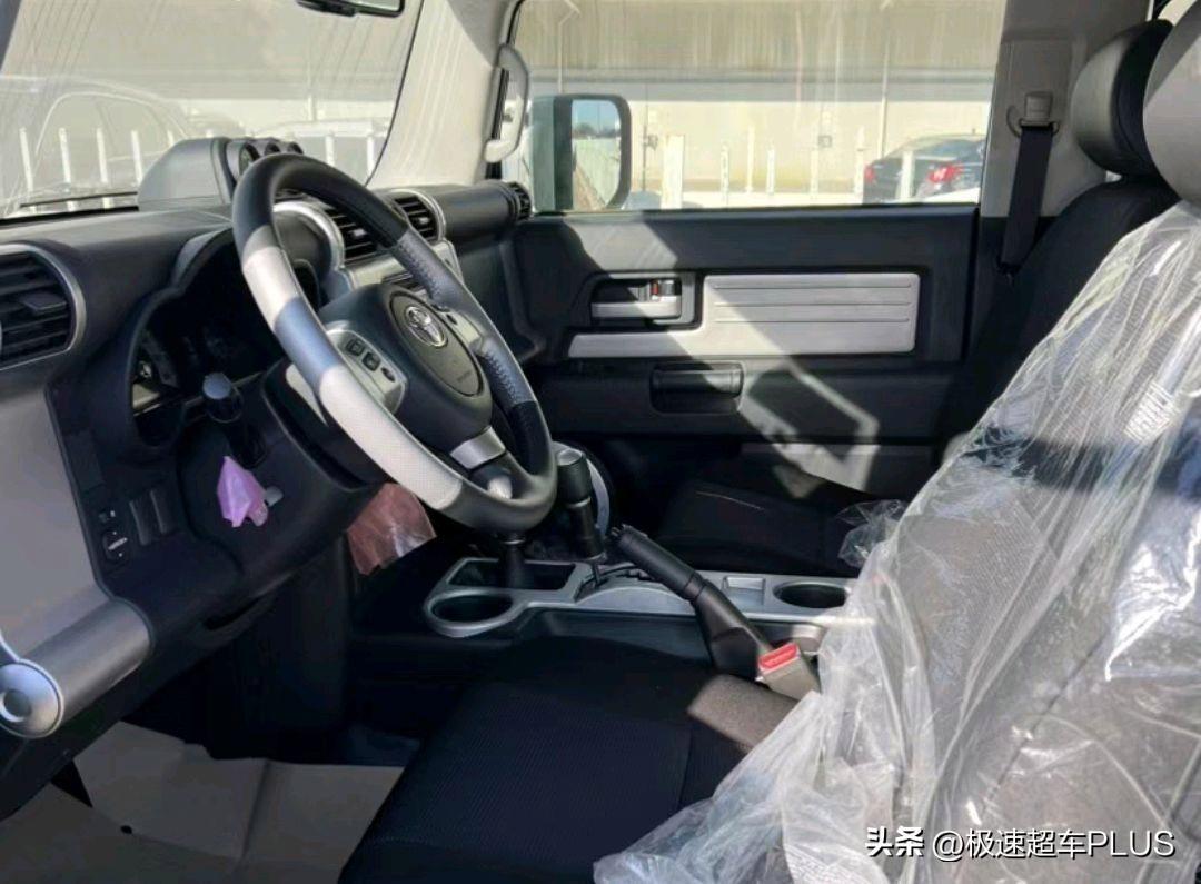 丰田FJ酷路泽：俗称越野“大玩具”，对开门+四驱+4.0L引擎-2021款丰田酷路泽fj新款