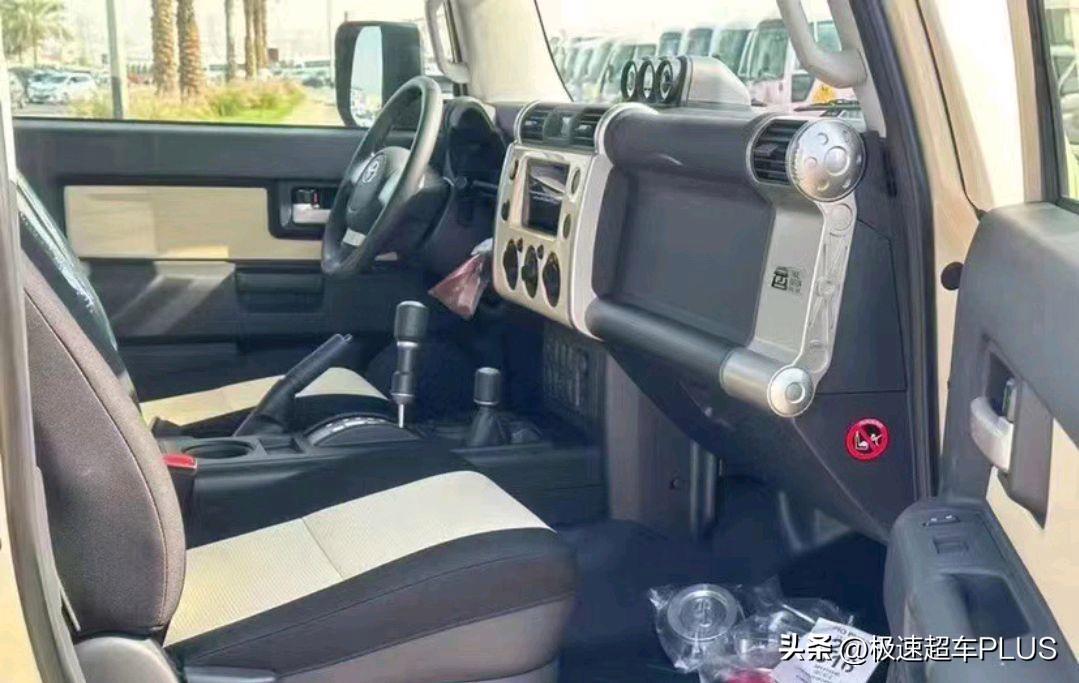 又一越野车面临“清库”，港口实拍丰田FJ酷路泽，V6+复古圆灯-丰田酷路泽fj2020款