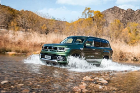 四轮独悬搭配非承载车身，BJ60诠释硬派越野也能带来舒适家玩体验-四轮独立悬挂的小型suv最新款