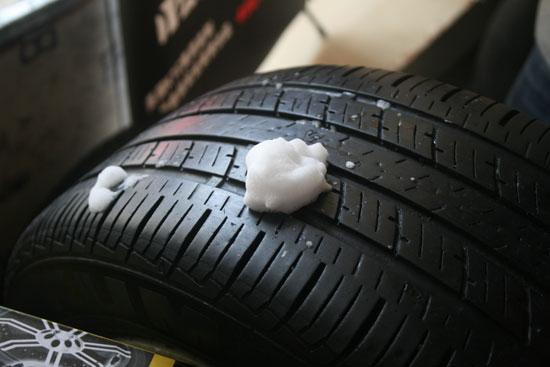 自动补胎液到底是什么鬼？自己竟然能在几分钟内补好车胎-真空胎扎了千万别灌自补液
