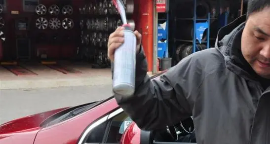 自动补胎液到底是什么鬼？自己竟然能在几分钟内补好车胎-真空胎扎了千万别灌自补液