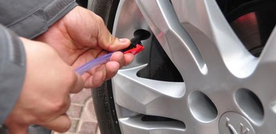 自动补胎液到底是什么鬼？自己竟然能在几分钟内补好车胎-真空胎扎了千万别灌自补液