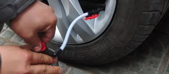 自动补胎液到底是什么鬼？自己竟然能在几分钟内补好车胎-真空胎扎了千万别灌自补液