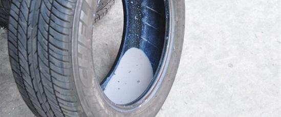 自动补胎液到底是什么鬼？自己竟然能在几分钟内补好车胎-真空胎扎了千万别灌自补液