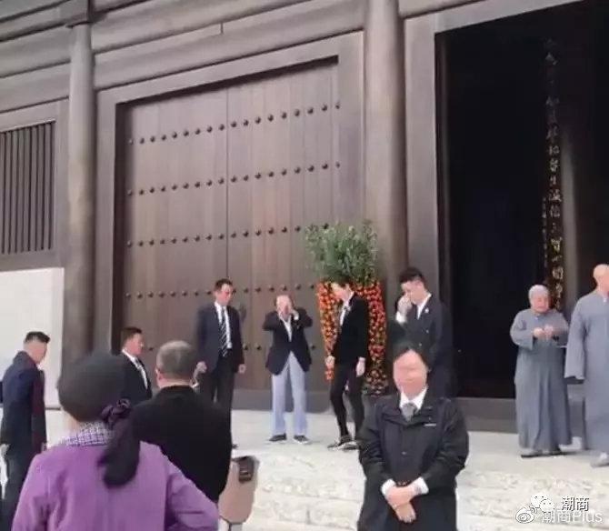 本月第三度“露面”！网友偶遇李嘉诚：92岁“超人”电动车代步（诚信超人李嘉诚的故事）