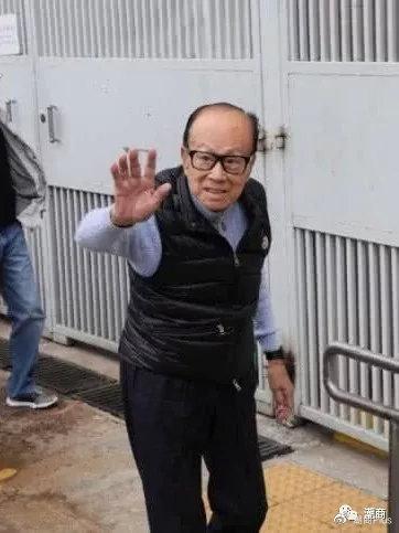 本月第三度“露面”！网友偶遇李嘉诚：92岁“超人”电动车代步（诚信超人李嘉诚的故事）