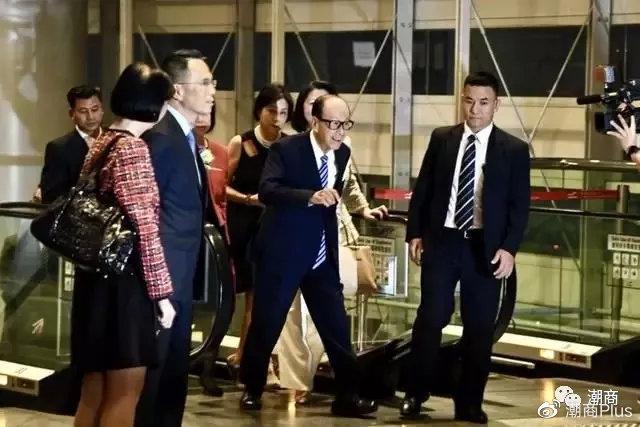 本月第三度“露面”！网友偶遇李嘉诚：92岁“超人”电动车代步（诚信超人李嘉诚的故事）