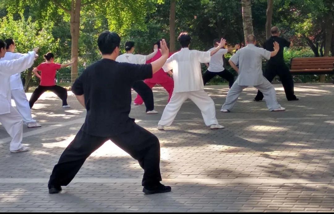 血压高，不能只知道吃药降压！这五个非药物的降压方法也很有效-高血压非药物怎么治疗