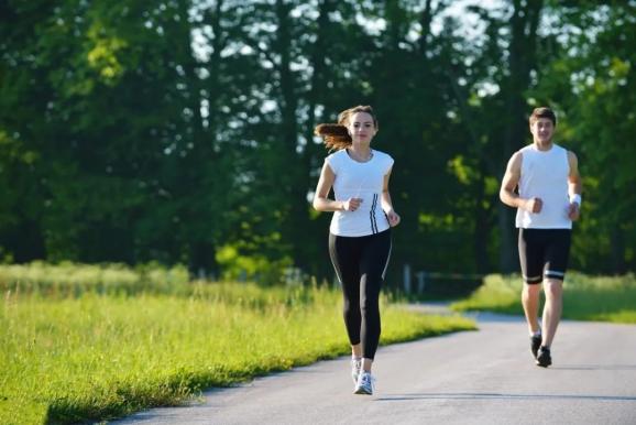 用这些土办法降血压？医生辟谣：不要走弯路，测个血压就清醒-什么土方法可以马上降血压