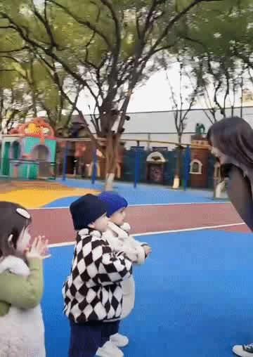 30岁未婚女模特买精生下混血三胞胎，做第二个叶海洋，两人底气相同（叶海洋5国混血）