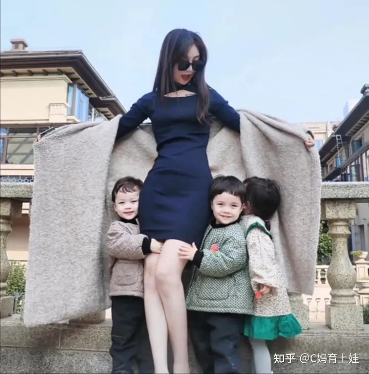 30岁未婚女模特买精生下混血三胞胎，做第二个叶海洋，两人底气相同（叶海洋5国混血）