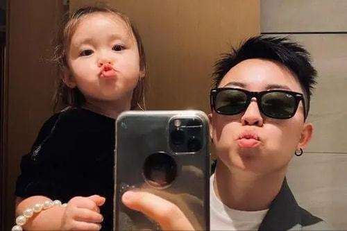 叶海洋花16万生二胎，同父同母妹妹颜值高，生父身份曝光引热议（叶海洋女儿近照图片）