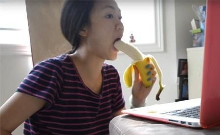 女生减肥每天只吃香蕉，还每天坚持健身30分钟，3天后看身材转变（减肥可以每天吃香蕉吗会胖吗）