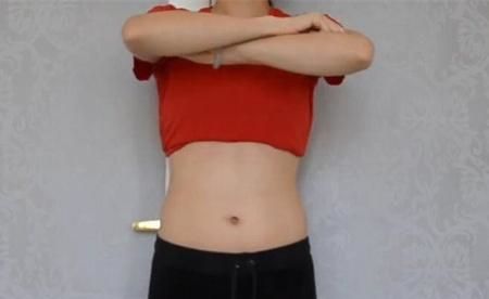 女生减肥每天只吃香蕉，还每天坚持健身30分钟，3天后看身材转变（减肥可以每天吃香蕉吗会胖吗）