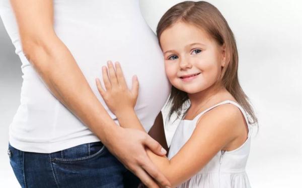 月经推迟了，烧心、便秘、烦躁，怎么回事？恭喜你，有喜了-例假推迟还老燥热怎么回事