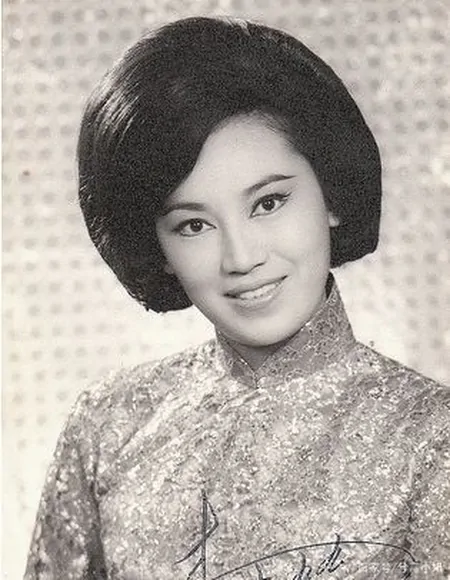 香港粤剧第一女配角，18岁未婚怀孕，和搭档传绯闻长达30余年-香港著名粤剧演员车祸事件