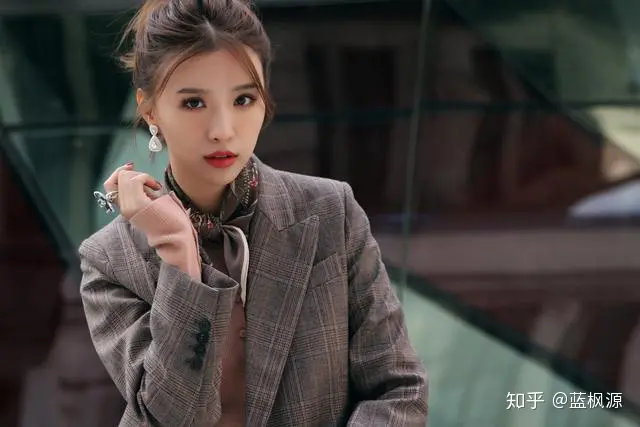 同样是用父母的姓取名字的3位女星，今也同样不温不火，令人惋惜（用父母姓做名字好吗）