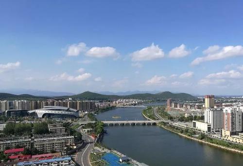 山东省的一个县，本来面积挺大，调整后少了300多平方千米（山东省面积160000）