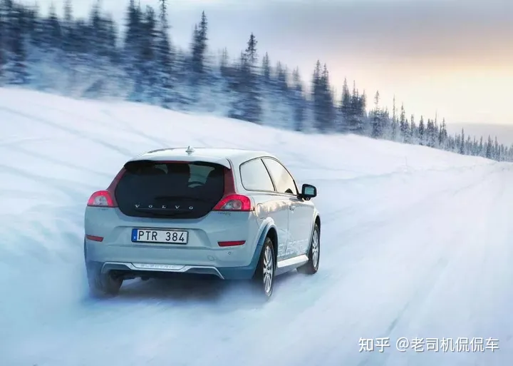 冷车启动到底需不需要热车？老司机：千万别，热车才是伤车！-冷车启动需要热车多久才能开