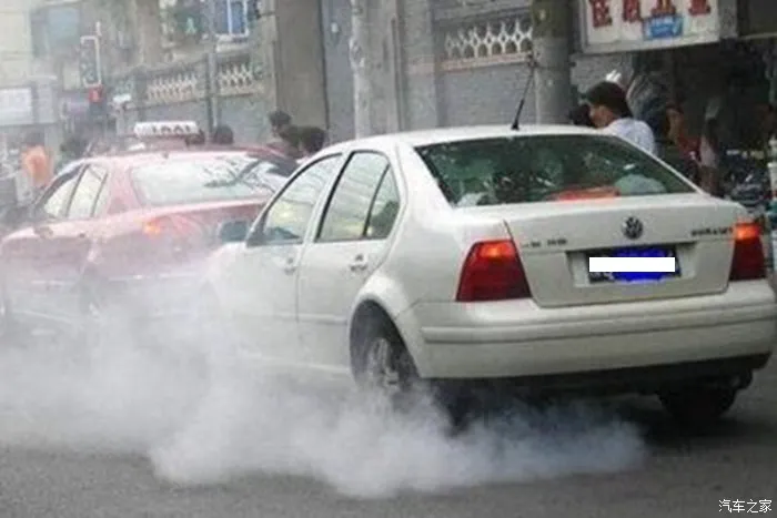 冷天启动汽车要先热车吗？老司机：说最后一次，别等拉缸了才知道-冬天冷车启动几分钟正常