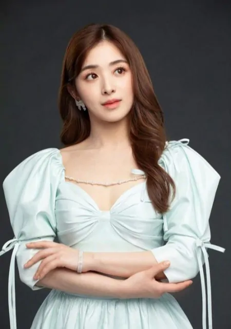 33岁张含韵颜值崩塌，体重失控“胖”到满脸是肉，差点没有认出来-张含韵身材变好