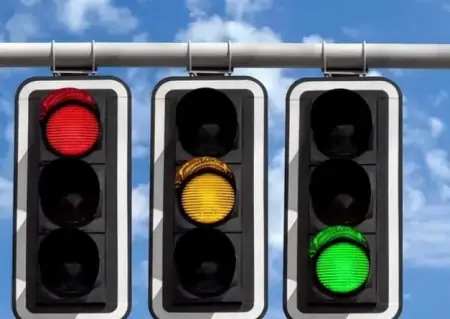 导航是如何知道红灯要变绿的？看似高大上的科技，其实原理很简单-车载导航怎么看红绿灯