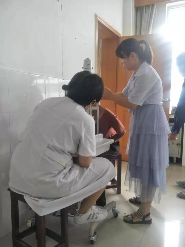 初心在这篇作文里！我的妈妈是第一书记！-妈妈是孩子的第一任老师作文