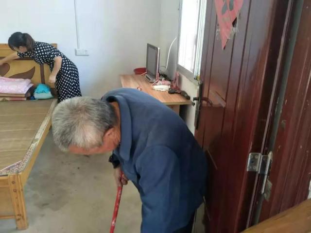 初心在这篇作文里！我的妈妈是第一书记！-妈妈是孩子的第一任老师作文